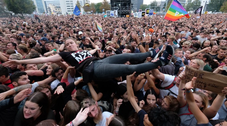 Több tízezren gyűltek össze a németországi Chemnitzben egy szolidaritási koncertre