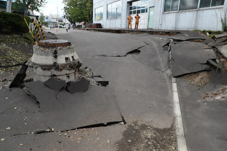 Földcsuszamlást és áramkimaradásokat okozott egy nagy erejű földrengés 