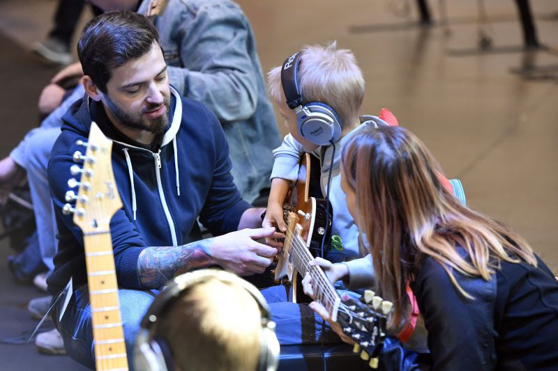 Tárlat nyílt hazai gitárosok hangszereiből – Ez a Budapest Music Expo
