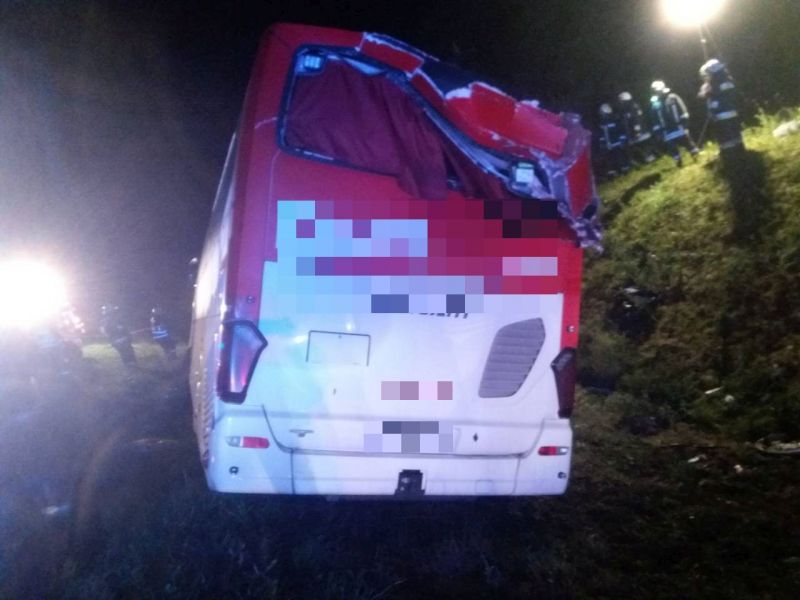 Árokba borult egy busz az M1-es autópályán – 14 fő sérült meg