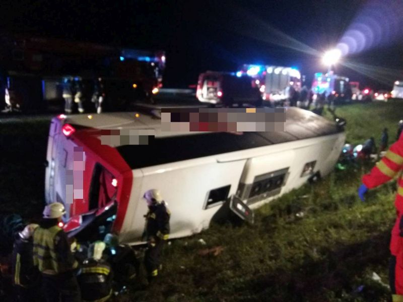 Árokba borult egy busz az M1-es autópályán – 14 fő sérült meg
