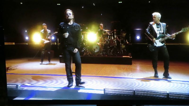 A U2 berlini koncertjén valósággá lett minden rocksztár legrémesebb álma