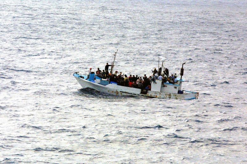 Rálőttek egy menekülőkkel teli csónakra, egy nő meghalt