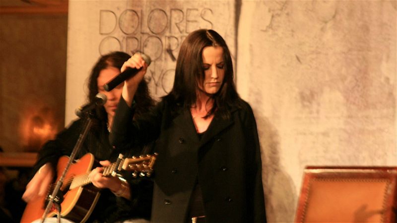 Kiderült, mi okozta Dolores O'Riordannak, a Cranberries énekesnőjének halálát