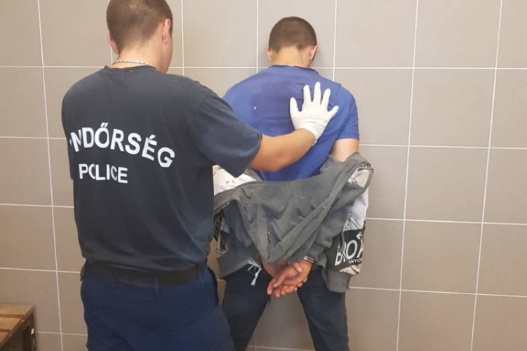 Két férfi a hátukon négyezer csomag cigit csempészett Magyarországra