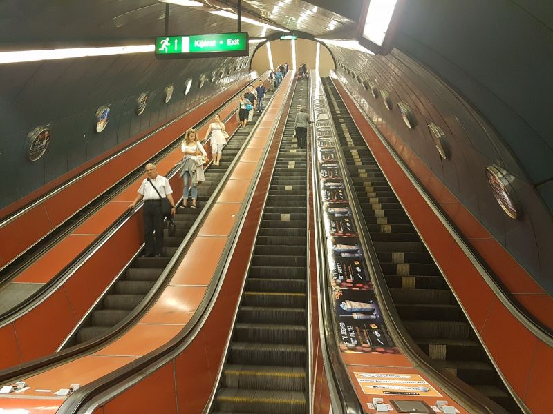 A metró alá esett egy ember a Déli Pályaudvarnál