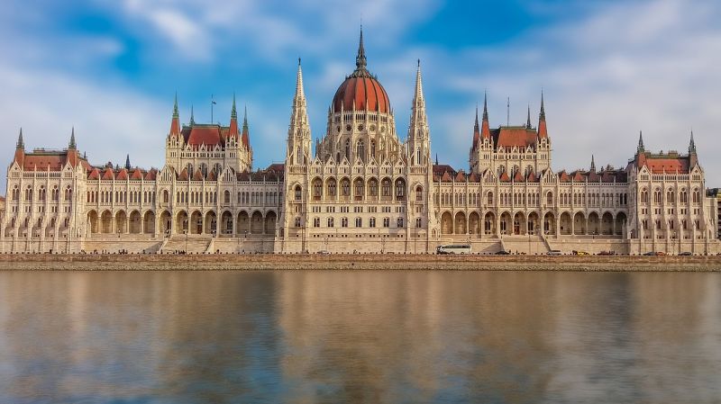 Orbáni okfejtéssel veszi kezdetét a parlamenti munka