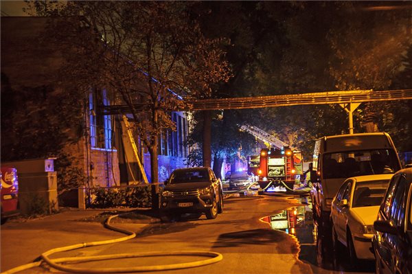 74 tűzoltónak sikerült eloltania a lángokat a kelenföldi raktárban