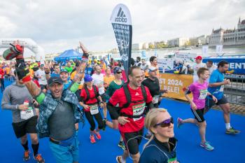A budapesti maratonon induló orvos élesztette újra versenytársát, majd lefutotta a távot
