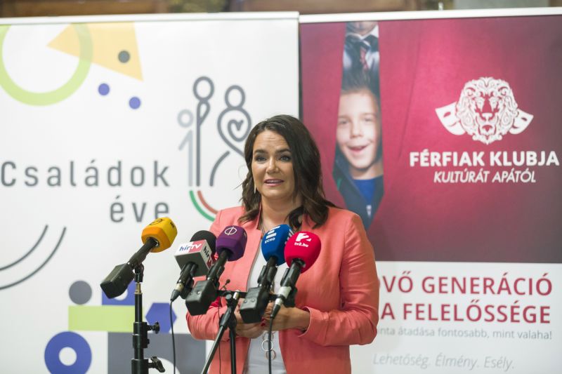 Novák: 17 ezer család jogosult a gyermekek otthongondozási díjára