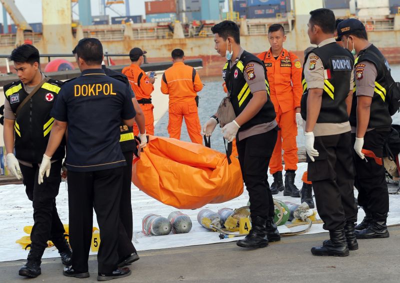 Repülőgép-baleset Indonéziában: újabb emberi testrészeket találtak