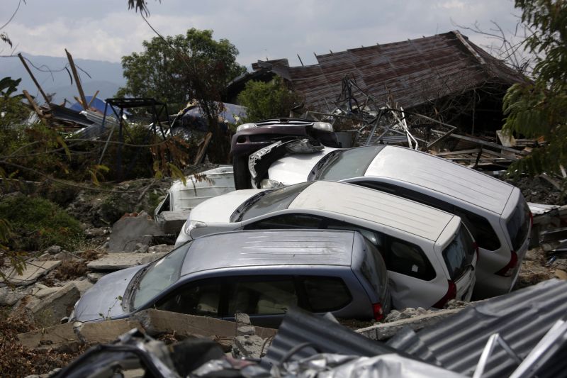 Gyilkos cunami: aggasztóan lassan folyik a mentés Celebeszen
