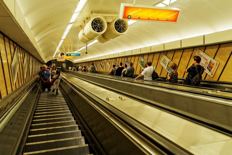 Káosz az Astoriánál: egy férfi elindult a metróalagútban a Deák tér felé