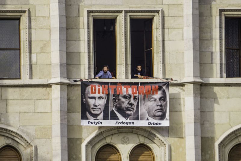 "Diktátorok" – így üzent az ellenzék Orbánnak és Erdogannak