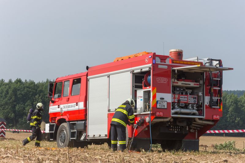 Feszítővágóval szabadították ki tűzoltók egy sofőrt