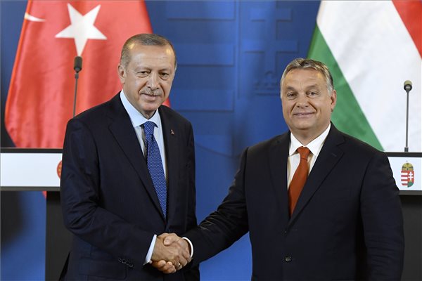 Erdogannal találkozott Orbán: elismerés és köszönet a török államfőnek