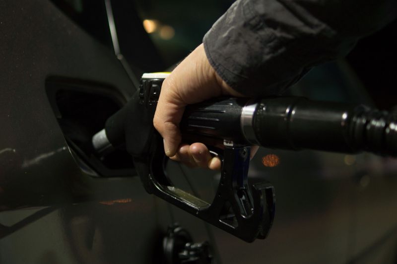 A benzin ára 400 forint alá esett