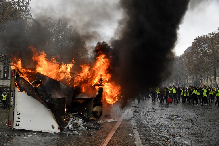 Forrósodik a hangulat: oszlatták a párizsi tüntetőket