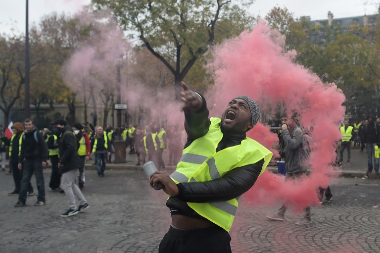 Forrósodik a hangulat: oszlatták a párizsi tüntetőket
