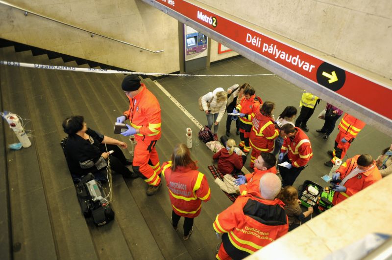 Pánik tört ki a 2-es metrón, az alagútból hozták fel az embereket, mentők látják el őket