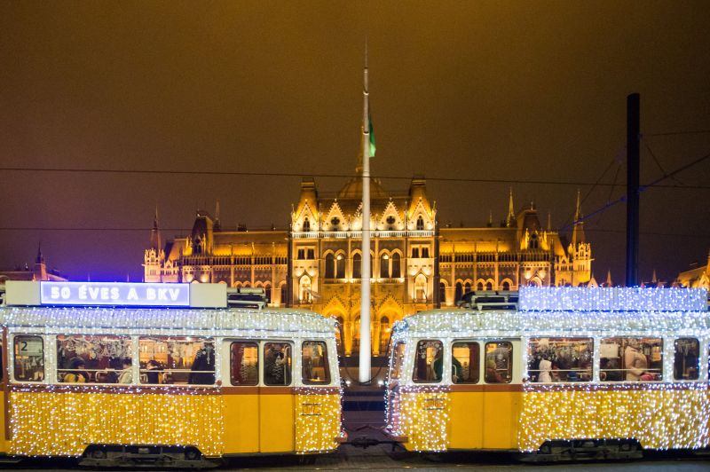 Jön az adventi időszak, elindult a fényvillamos Budapesten