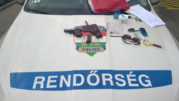 Fegyverrel hadonászó idősebb férfit kaptak el a rendőrök Győrben
