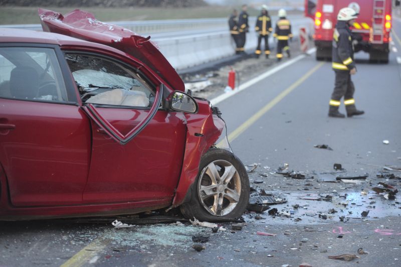 Három autó ütközött az M2-es autóúton Gödnél: egy halott, két sérült