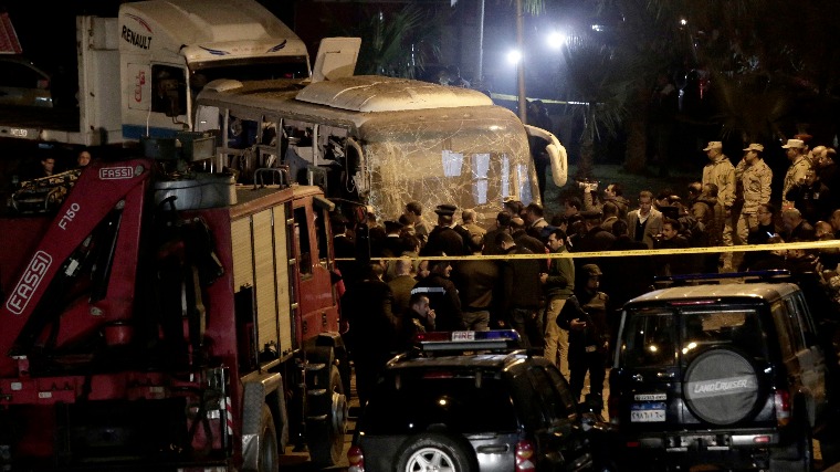 Felrobbantottak egy turistabuszt Egyiptomban, halálos áldozatok is vannak