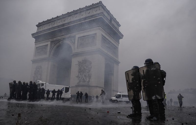Rendkívüli állapot kihirdetését kérte a párizsi zavargások miatt a francia rendőrség
