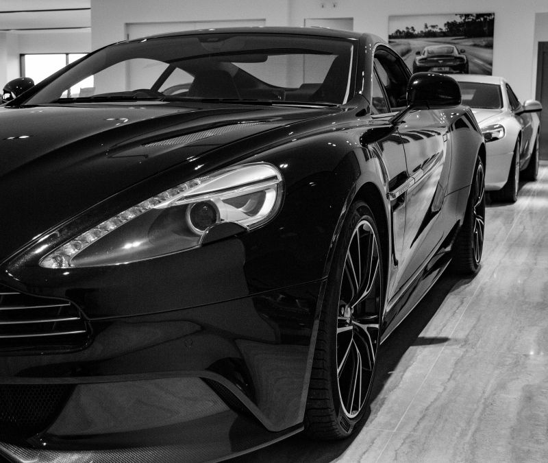 Kirúgták a magyar diplomatát, aki 80 milliós Aston Martinnal járkált Bécsben