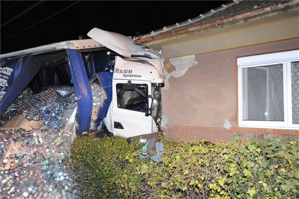 Családi házba csapódott egy kamion Albertirsán, a sofőr beszorult a roncsba