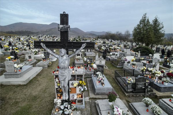 Közel egymillióan keresték fel a temetőket Budapesten
