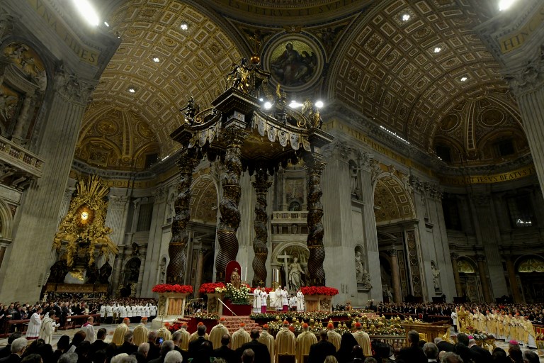 A túlzott fogyasztás és az anyagi egyenlőtlenségek ellen szólalt fel éjféli miséjén Ferenc pápa 