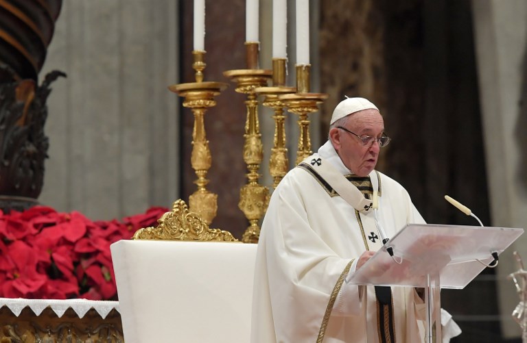 A túlzott fogyasztás és az anyagi egyenlőtlenségek ellen szólalt fel éjféli miséjén Ferenc pápa 