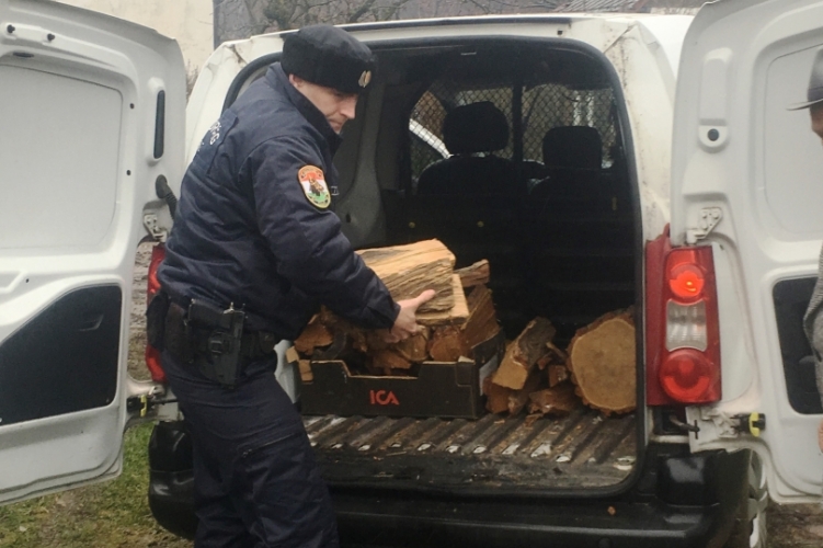 Karácsonykor is szolgálnak és védenek: rendőrök segítettek egy fázó idős férfin