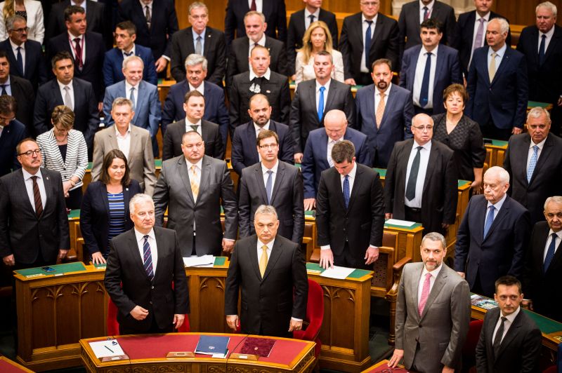 Magán nem spórol az Orbán-kormány: csaknem 300 tagja van a kabinetnek