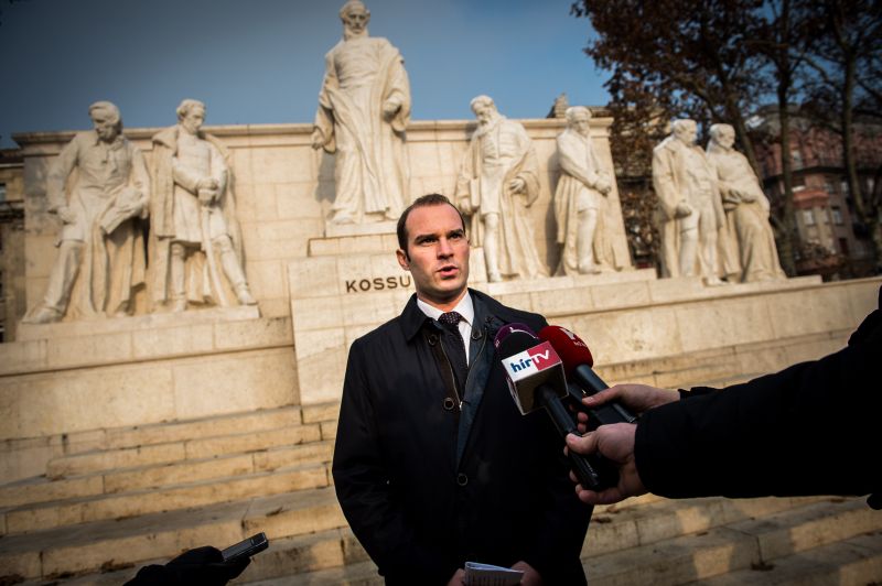 Mi baja a tüntetőknek Kossuth Lajossal? – kérdezi a kormányszóvivő