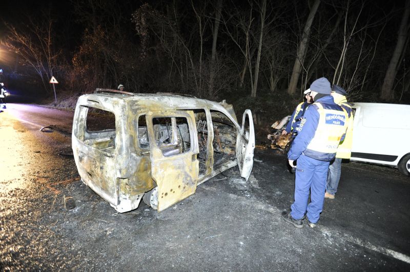 Itt vannak a biatorbágyi baleset képei: durván kiégett az egyik autó – fotók