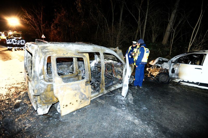 Itt vannak a biatorbágyi baleset képei: durván kiégett az egyik autó – fotók