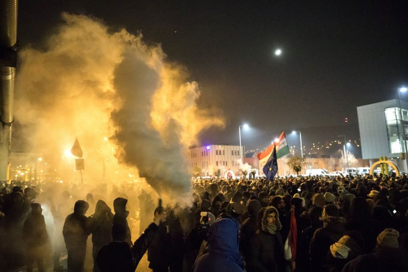 Nyomozást rendeltek el a tüntetőt fojtogató budapesti rendőr ügyében