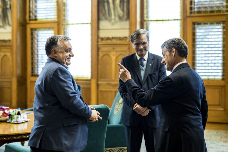Orbán Viktorhoz beugrott Nicolas Sarkozy