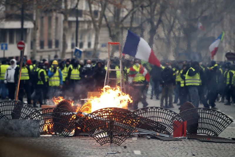 A párizsi tüntetők tíz százaléka került őrizetbe