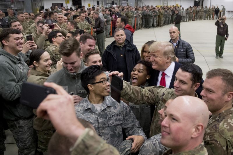 Németországban is meglátogatta az amerikai katonákat Donald Trump