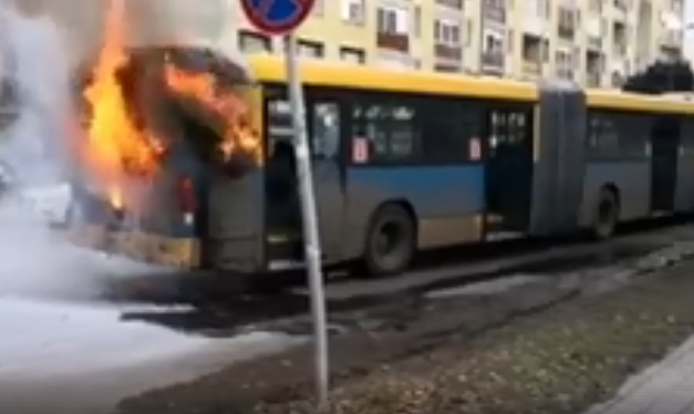 Kigyulladt egy busz Pécsen – videó