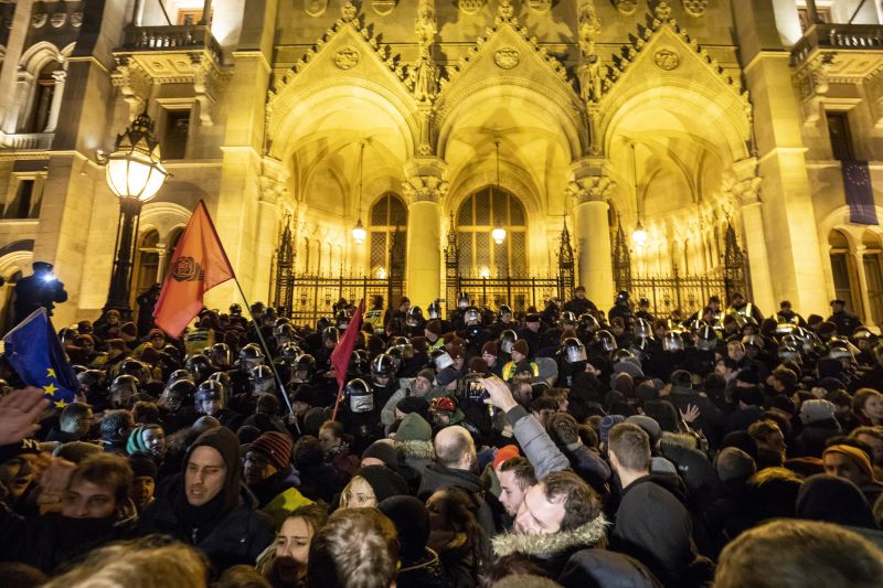 Négy nap alatt megszületett az ítélet a rendőrökre támadó Kossuth téri tüntető ügyében