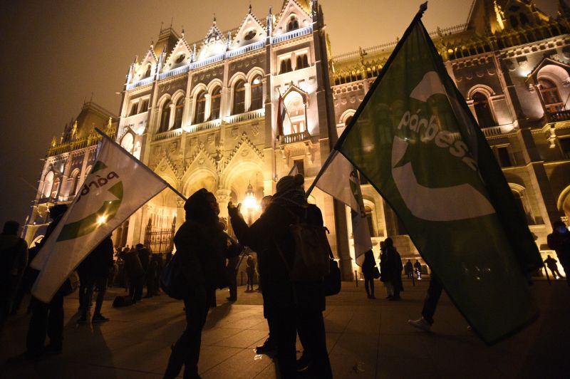 Tüntetés: visszatért Pestre Budáról a tömeg – élő videó