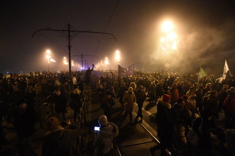 Tüntetés: szétoszlott a tömeg a Nagykörúton, már csak igazoltatnak a rendőrök