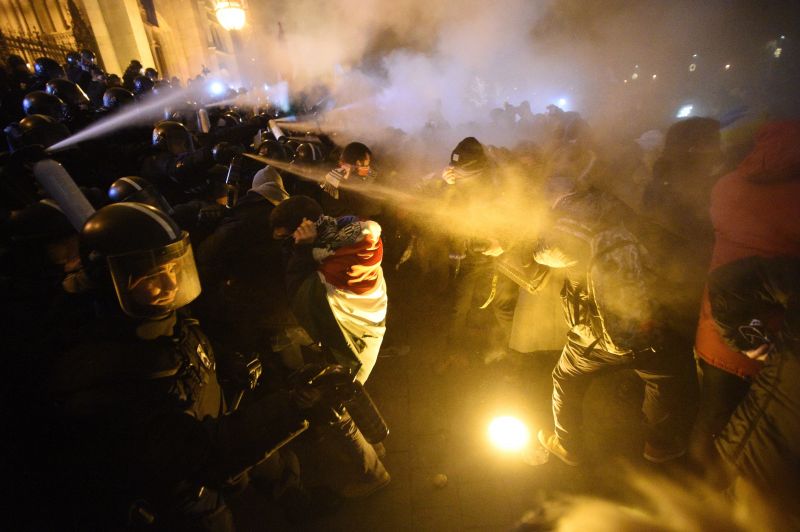 Tüntetés: gumibotozással és könnygázzal dolgoznak a tüntetők ellen a rendőrök