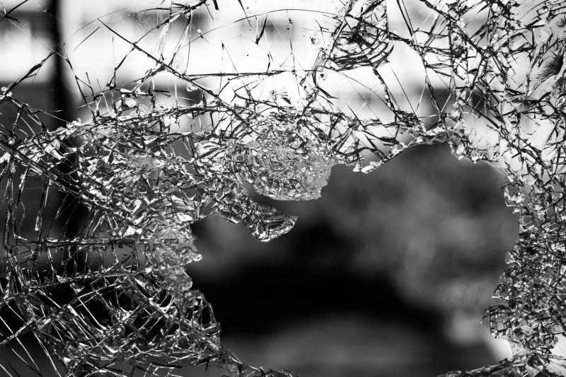 Indulat: betörték egy Fidesz-iroda ablakát 