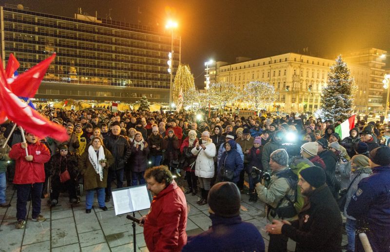 Győrben is tüntettek a kormány ellen